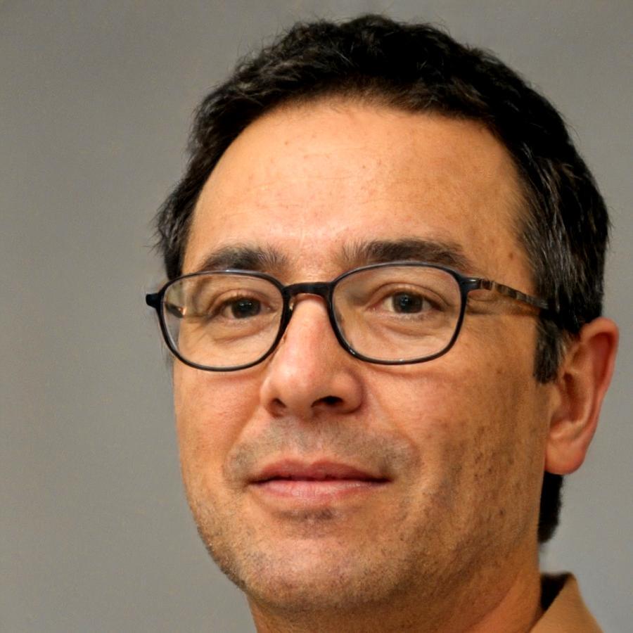 Retrato de Celestino Paredes, terapeuta especializado en estrés financiero