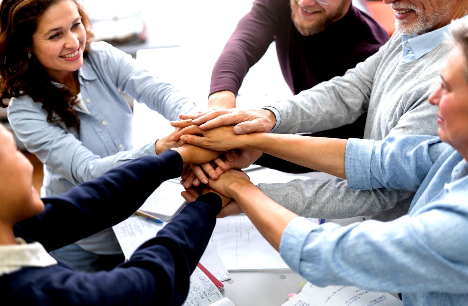 Personas trabajando en grupo durante una sesión del programa de gestión del estrés financiero